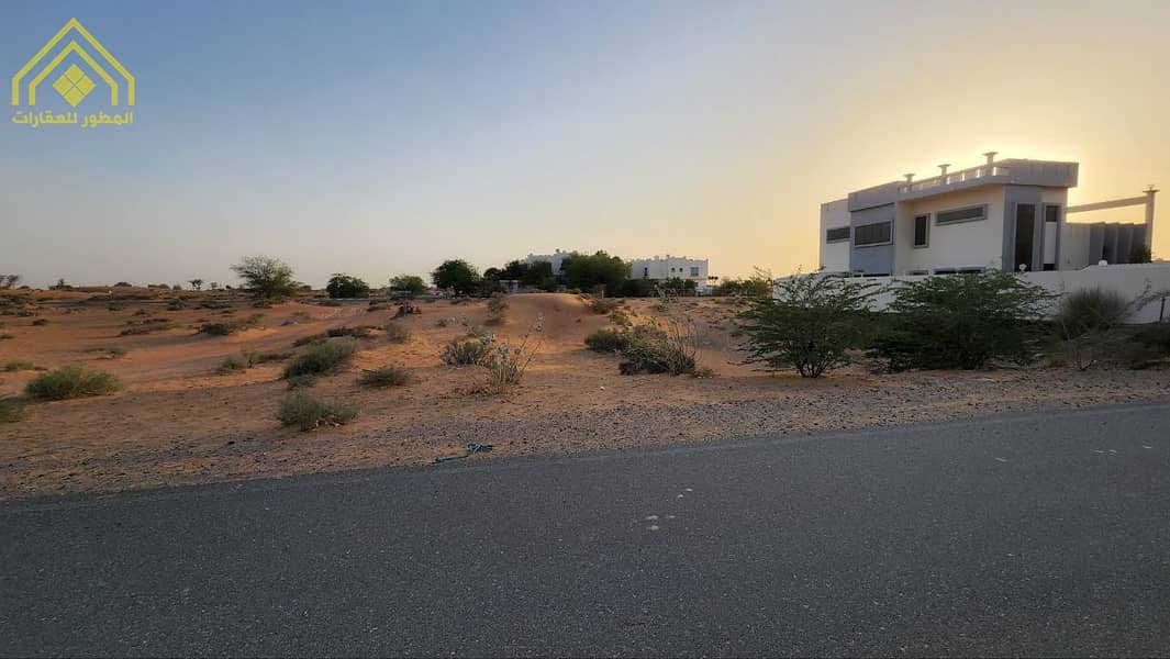 For sale residential land with permission to build on the ground and first, with an area of ​​5,000 sq. ft. Umm Al Quwain - Falaj Al Mualla - Al Nabh
