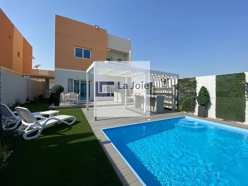 Get  Luxurious &  Upgraded Villa W/Pool !!