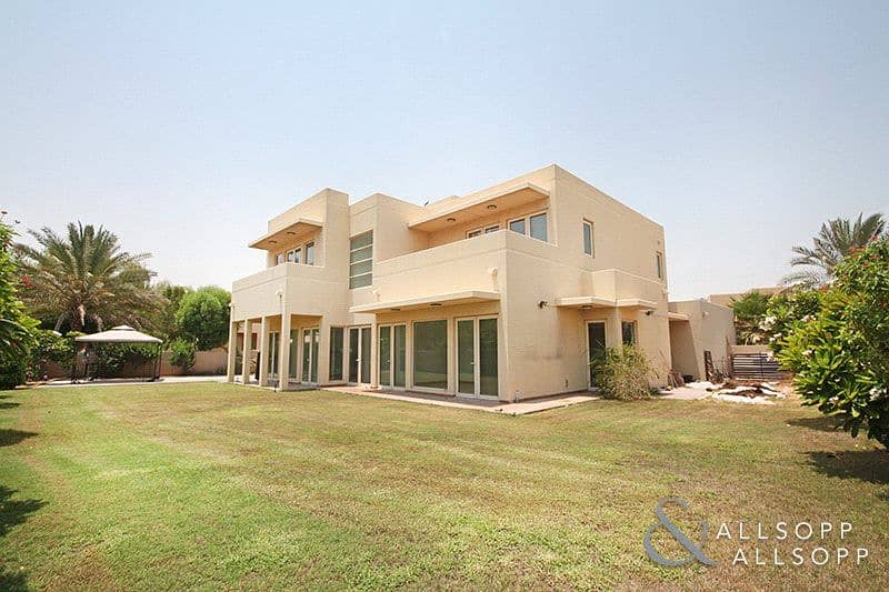 5 Beds | Large Plot | Walk To Golf Club