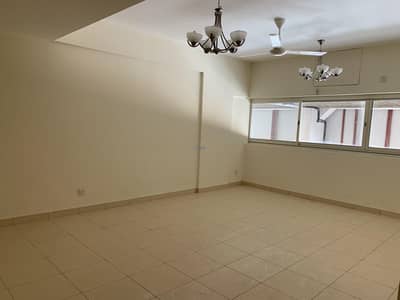 فلیٹ 2 غرفة نوم للايجار في الكرامة، دبي - شقة في بناية عالية الكرامة 2 غرف 60399 درهم - 5599969