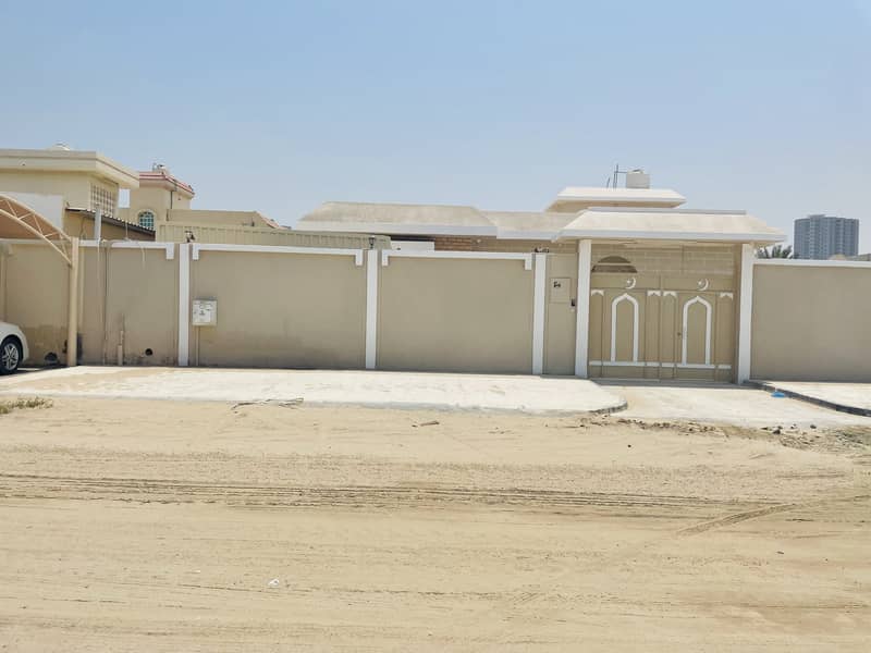 Huge old villa for sale behind sharjah cop al nekhailat
