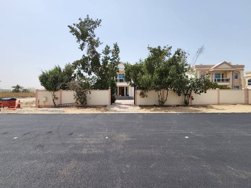 For sale villa in Al Quoz near Al-Andalus School  main street