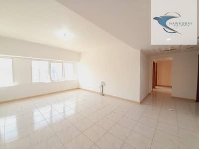 فلیٹ 2 غرفة نوم للايجار في شارع حمدان، أبوظبي - شقة في شارع حمدان 2 غرف 60000 درهم - 6095881