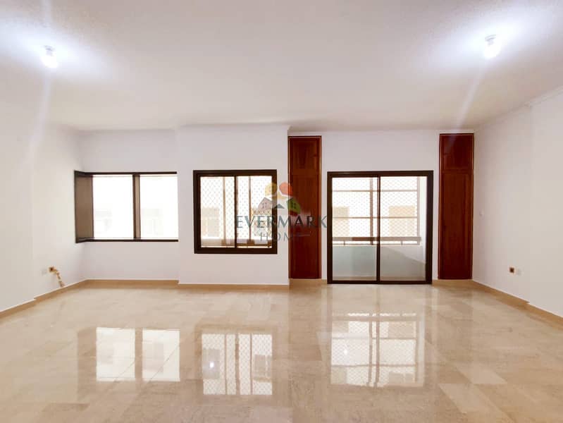 شقة في شارع الكورنيش 4 غرف 90000 درهم - 6064681