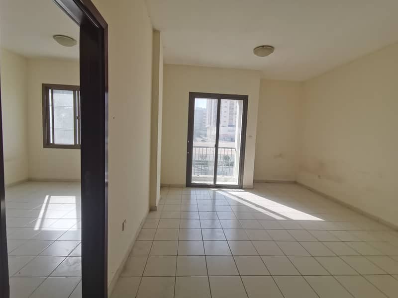 1 BAD READY TO MOVE NEAR TO BUS STOP WITH DOUBLE BALCONY AVAILABLE FOR RENT