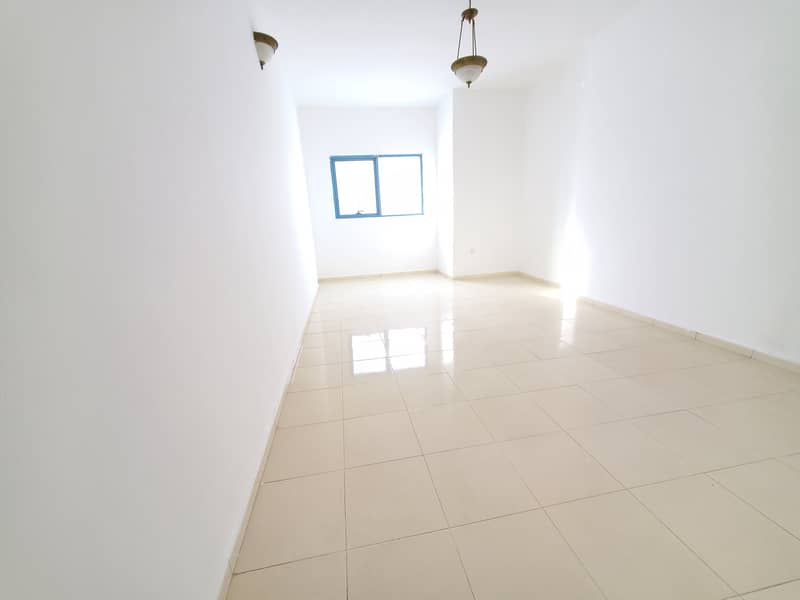 CHILLER FREE 3BHK BIG HALL WITH MADEROOM INTRS TO SHARJAH JUST 47 K