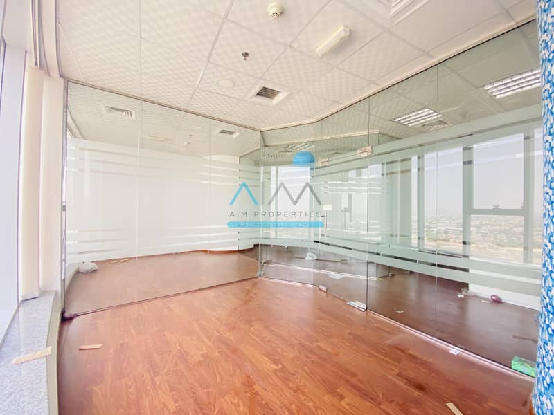 1076 sqft - Floor to Ceiling Partition | Panoramic Lake View  office for Rent - Business Bay
