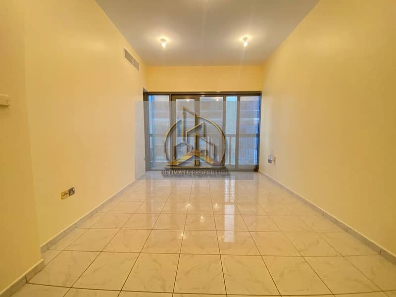 شقة في شارع المطار 1 غرفة 42000 درهم - 6159665