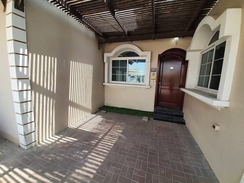 **GRAB THE DEAL**LARGE SINGLE STOREY 2BR-PVT GARDEN-POOL-AWAY FROM FLIGHT PATH