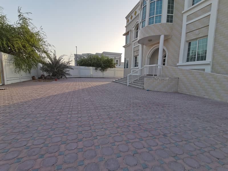 BRAND NEW GCC ONLY ARABIC DESGIN WITH 6  MASTER BEDROOMS 2 MAJLIS 2 LIVING 2 KITCHEN AREAS MAID DRIVER ROOM AMPLE PARKIN