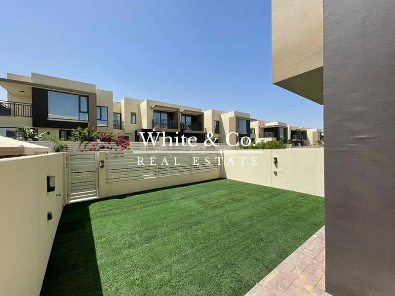 EXCLUSIVE | SPACIOUS | Close to Pool & Park