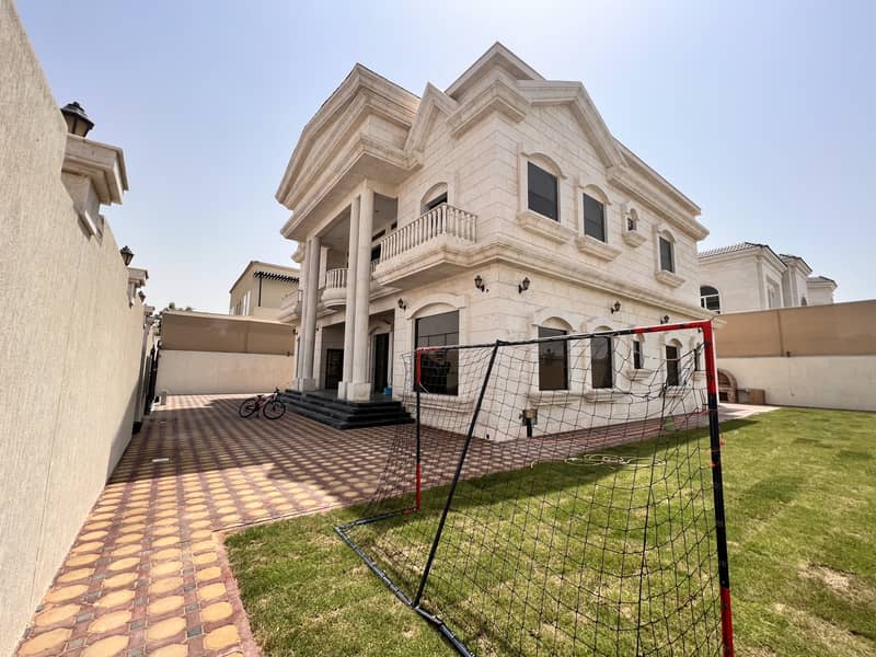 Brand New, Spacious 5 Bedroom Villa with Swimming Pool in Hoshi
