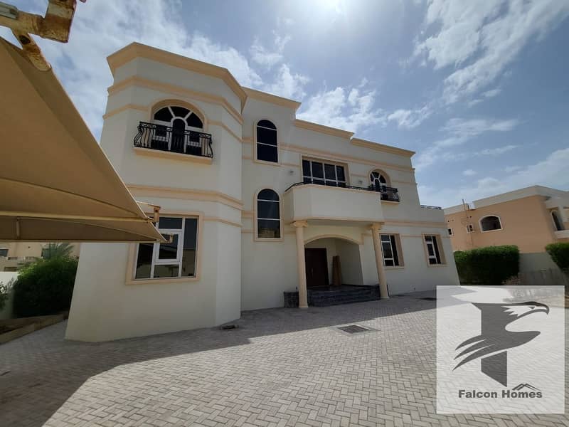 5 En-Suite Bedrooms | Swimming Pool | Very well-Maintained