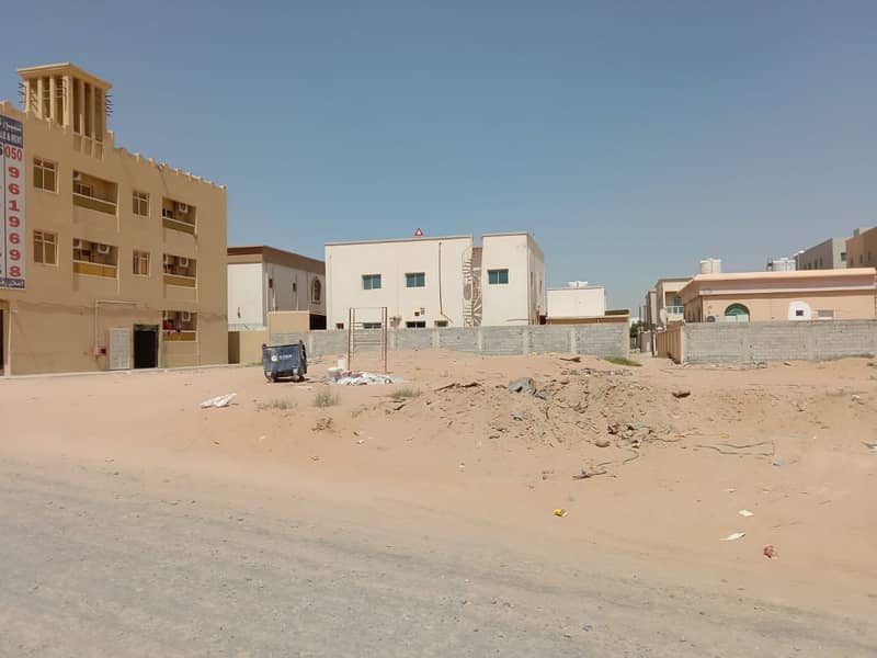 للبيع أرض تجارية شارع و سكة مقابل أكادمية عجمان بسعر رمزي في منطقة المويهات 2 بالقرب من المسجد.