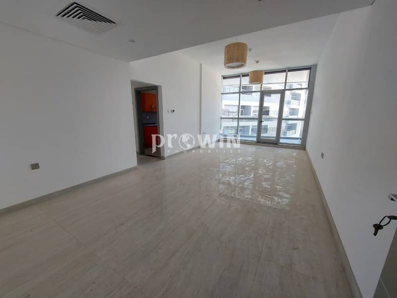 No Commission ! | Spacious Apartment | Beautiful Layout | Closed Kitchen | Swimming Pool & Gym | 2 Balconies