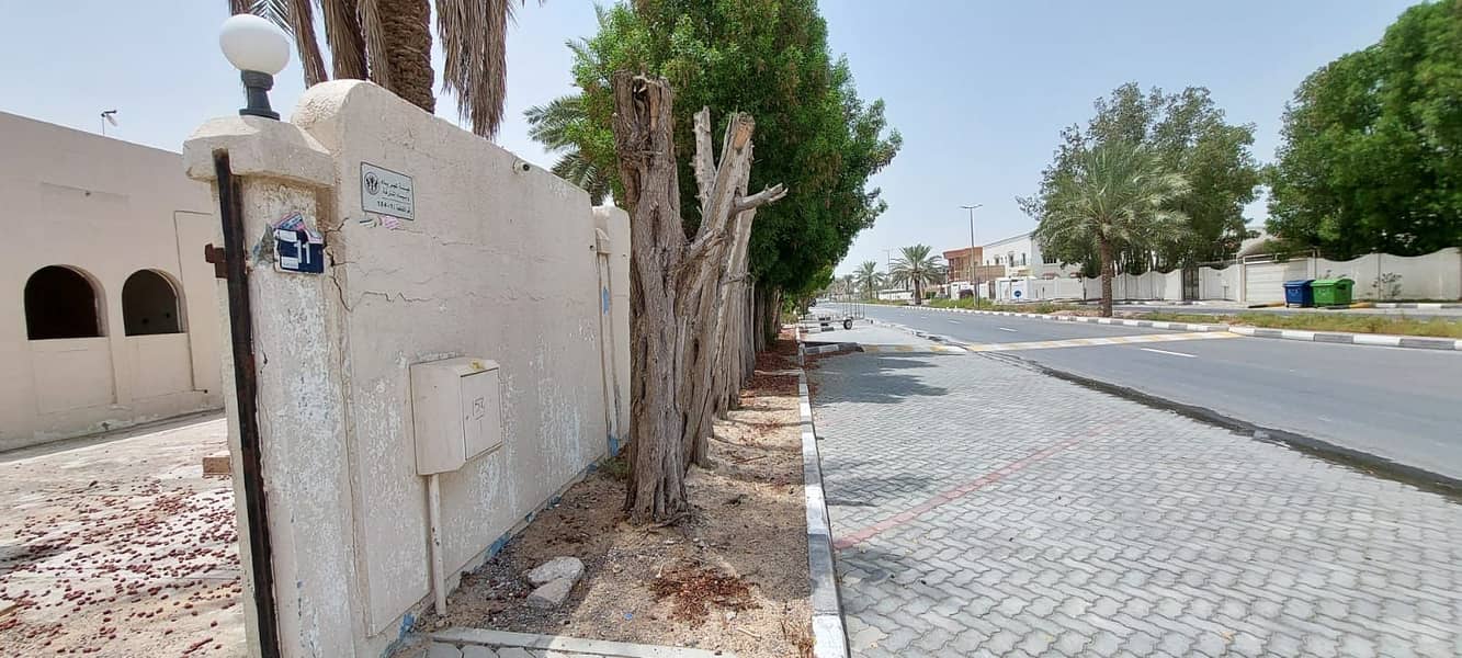 For sale an Arab house, Sharjah, Al-Quoz, Wasit suburb, with an area of ​​12 thousand feet, at a price of one million 350