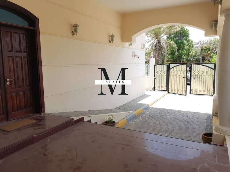 Stunning Villa in A Prime Location For Rent