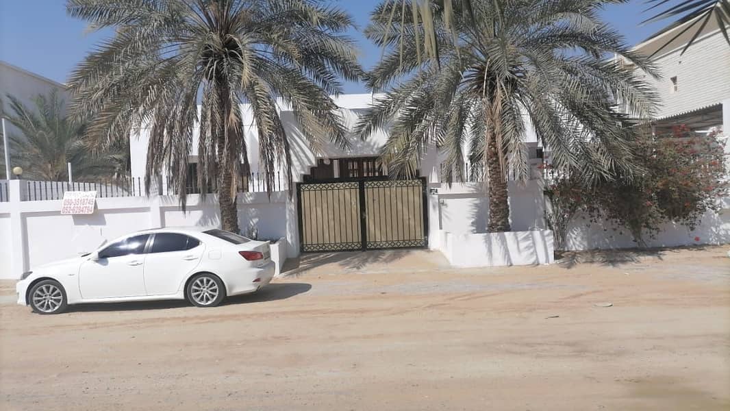 For sale villa in Al Quoz (Wasit Suburb) in Sharjah Behind Khaled Horreya Restaurant
