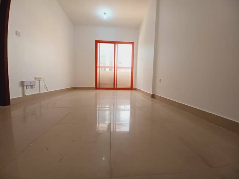 شقة في شارع الوحدة (شارع دلما)،الوحدة 1 غرفة 38000 درهم - 6216376