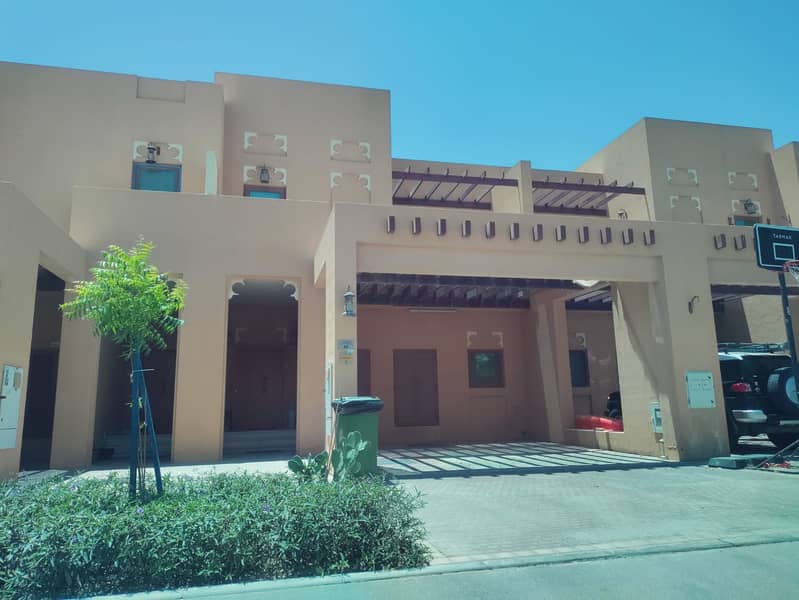 Single Row Vacant Townhouse for Rent | Dubai Style