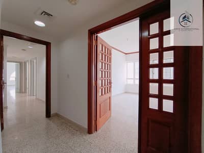 شقة 3 غرف نوم للايجار في شارع المطار، أبوظبي - شقة في شارع المطار 3 غرف 75000 درهم - 6208342