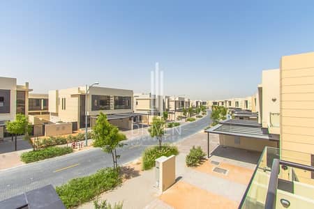 Amazing single row brand new 4 bed villa w/ garden Amazing single row brand new 4 bed villa w/ garden