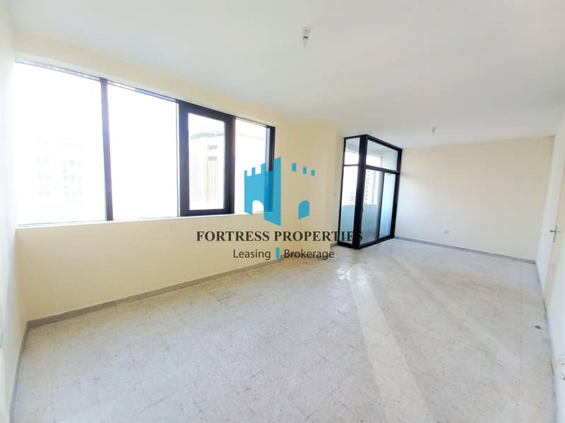 شقة في شارع الشيخ خليفة بن زايد 2 غرف 50000 درهم 6225743