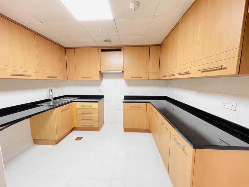 شقة في شارع الشيخ زايد 2 غرف 78000 درهم 6227481