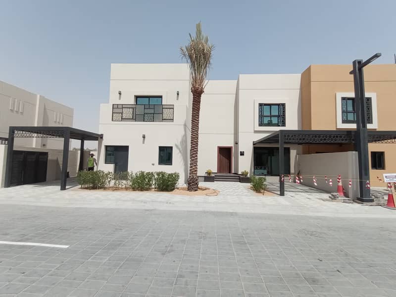 فيلا فاخرة جديدة من 5 غرف نوم متاحة للبيع في مدينة مستدامة مع جميع