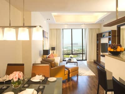 شقة فندقية 1 غرفة نوم للايجار في الصفوح، دبي - Living Room with View