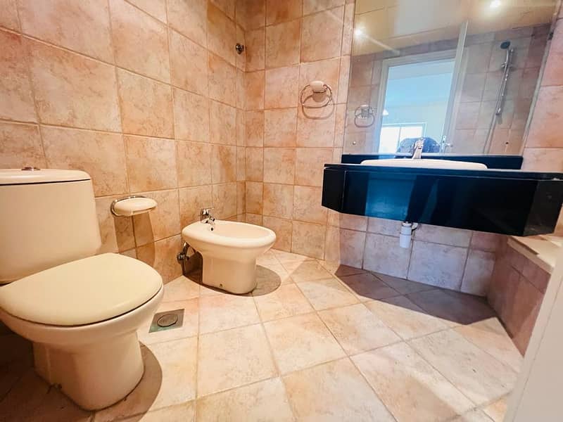 شقة في المرقبات ديرة 2 غرف 75000 درهم 6252438