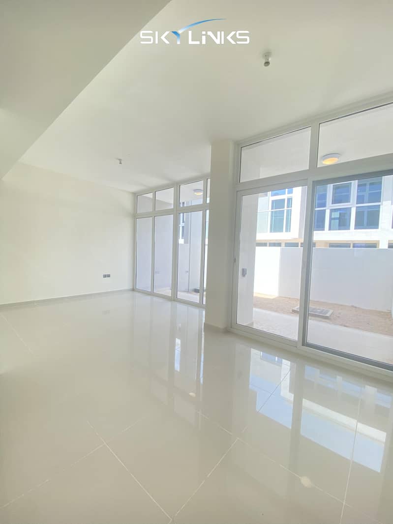 | 3-Bedroom   Townhouse in 50k With  6 Cheques  3 months  grace  period. . . . . . .
