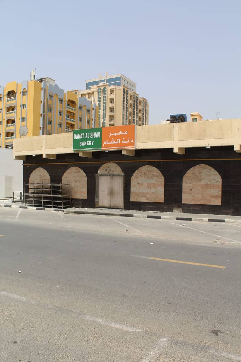 Building for sale in Abu Shagara, Sharjah  And it has an annual income of 200,000 dirhams