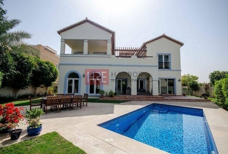 Great Location! Valencia Villa + Pool within the Courtyard