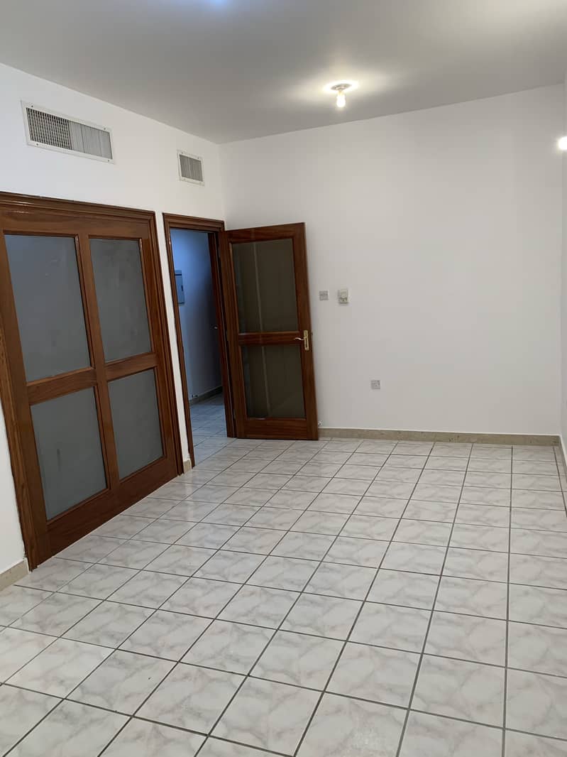 1 BHK Available in Airport road near Al wahda, 2 Bathrooms and balcony