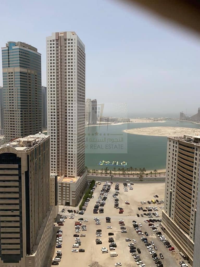 شقة واسعة مع بلكون وموقف بالقرب من مخرج دبي