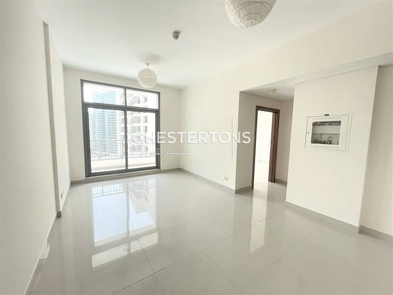 Bright and airy apartment, mid-floor in sought after location