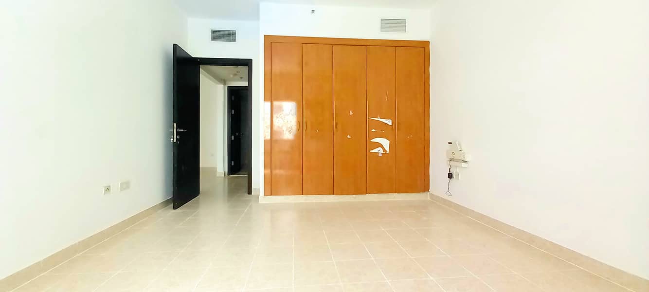SPACIOUS 2 BHK AVAILABLE RENT 43k WITH 1 MONTHS FREE  NEAR METRO STATION WITH  BATHROOM BALCONY +GYM