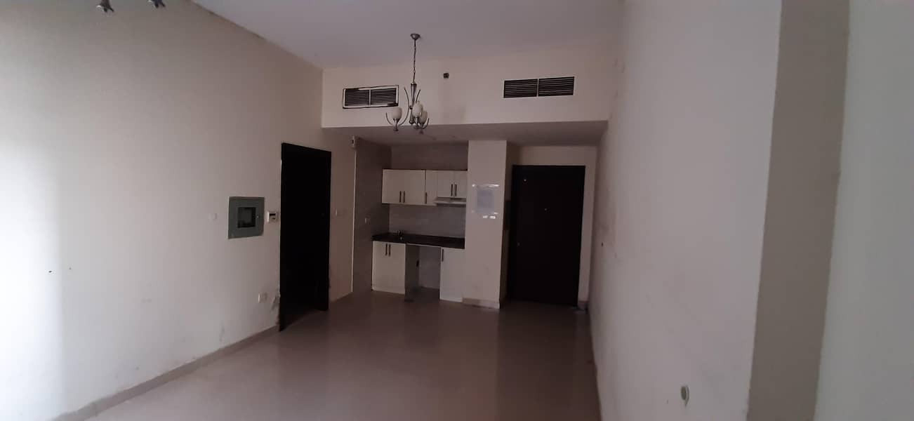 Offer Spacious studio 23k 6 cheques 1 month free
