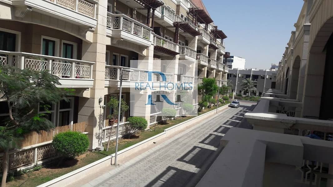 Huge Layout| Well maintained | Big Balcony | park view