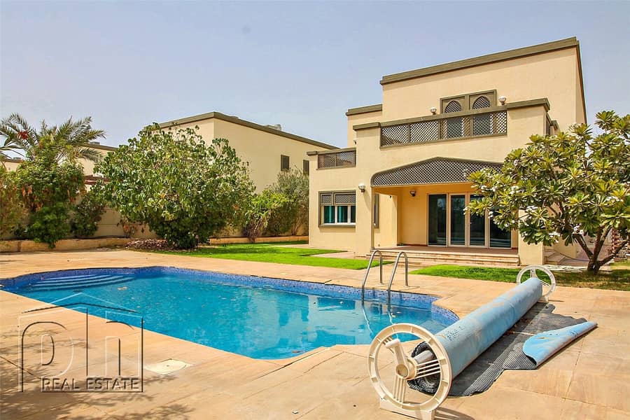 Immaculate 4 Bed - Regional - Private Pool.