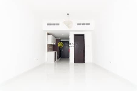 استوديو  للايجار في مجمع دبي ريزيدنس، دبي - شقة في أبراج سكاي كورتس مجمع دبي ريزيدنس 23000 درهم - 6333393