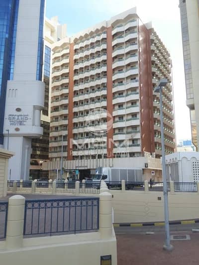 3 Bedroom Apartment for Rent in Hamdan Street, Abu Dhabi - Window AC | Balcony | Spacious Rooms | 4 Chqs