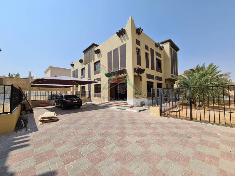 4 Bedrooms Villa Near Park with Private Yard