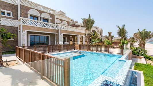 5 Bedroom Villa for Rent in Palm Jumeirah, Dubai - Beachfront | Skyline Views | Ready to Move in
