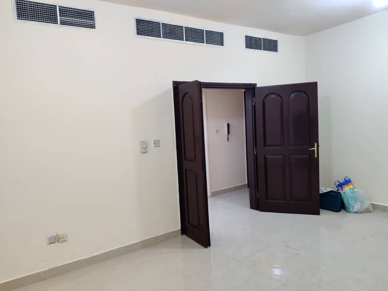 شقة في شارع حمدان 2 غرف 45000 درهم - 5929164