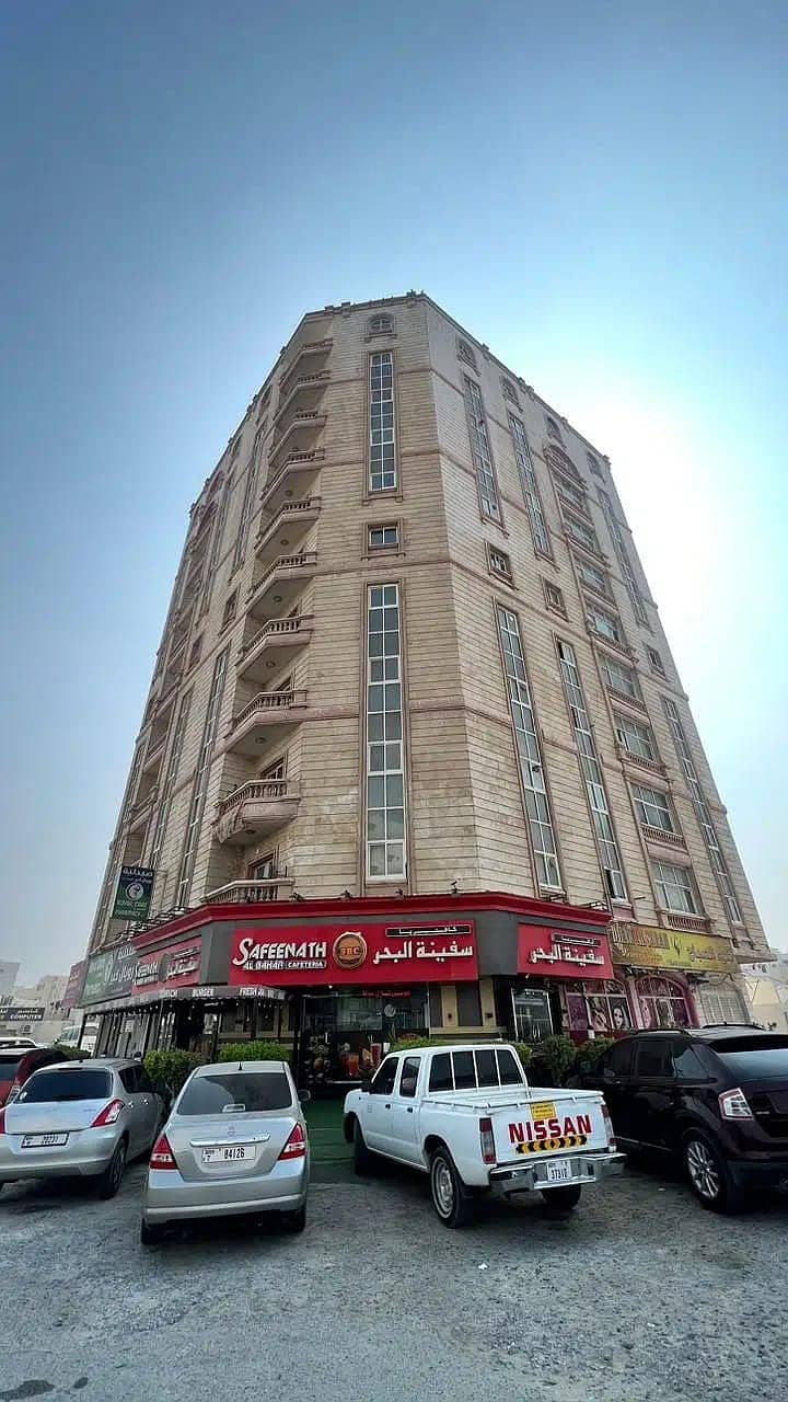 للبيع بناية سكنية ١٠ طوابق و ٧ محلات تجارية في عجمان بدخل ممتاز******