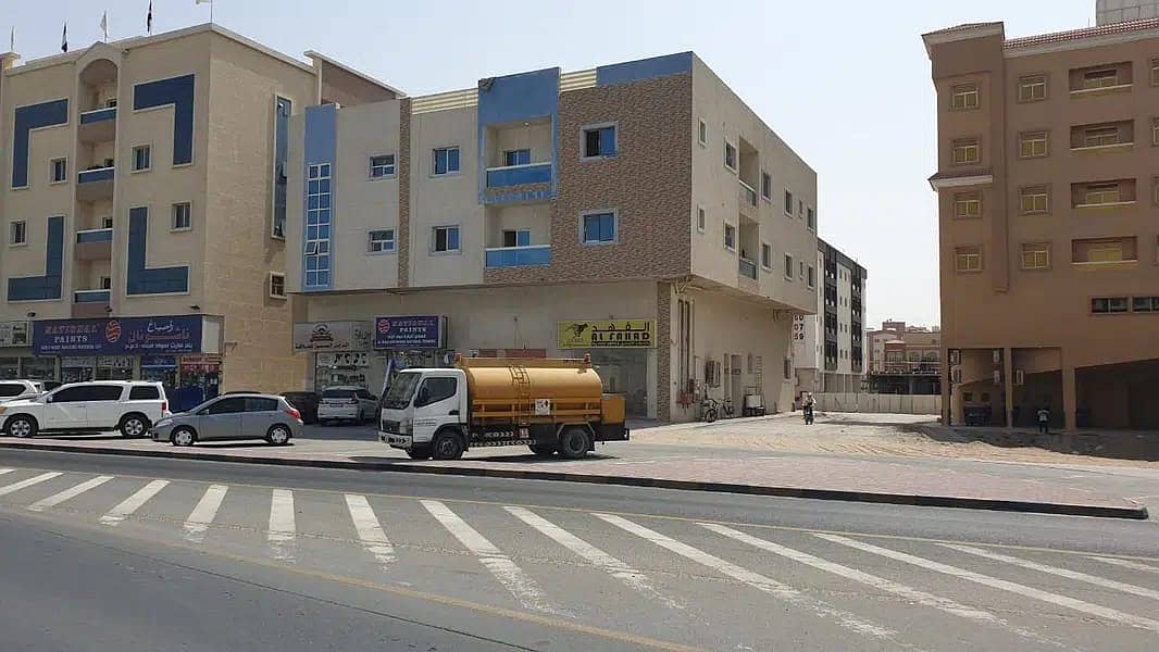 للبيع بناية جديد بالجرف - عجمان على شارع وسكة مؤجره بالكامل بدخل 498 الف درهم