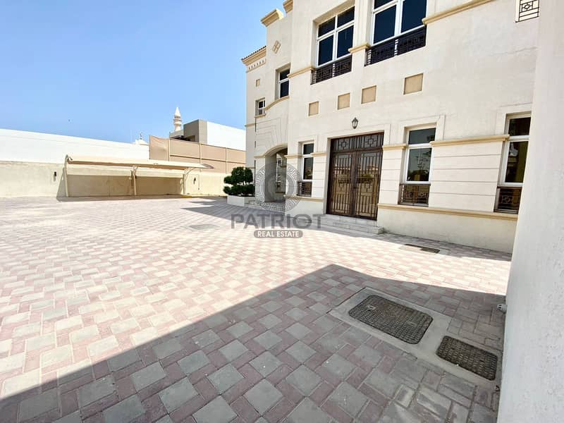 Spacious Independent 5 Bedrooms Villa For Rent With Full Servant Block