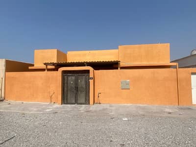 4 Bedroom Villa for Rent in Al Sabkha, Sharjah - Arabic house four rooms and two kitchens in Sabkha